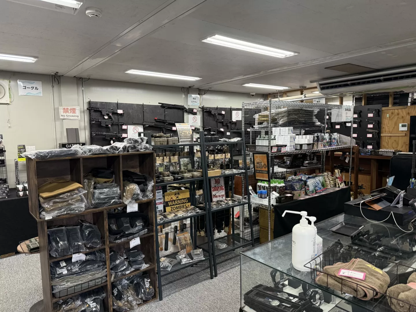 ZERO's店内の商品棚